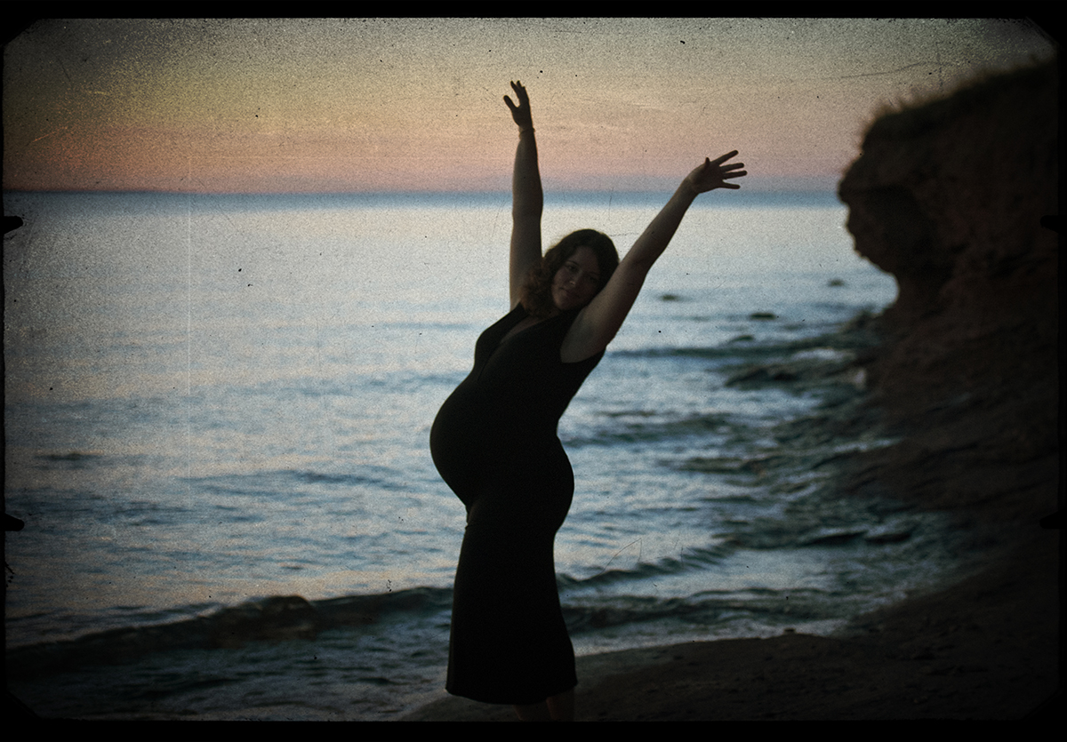 maternity-photo-oahu-silhouette-lake